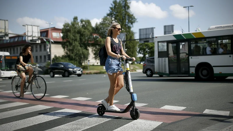 Fotografija: Električni skiroji v Ljubljani so zelo priljubljeni. Foto Blaž Samec