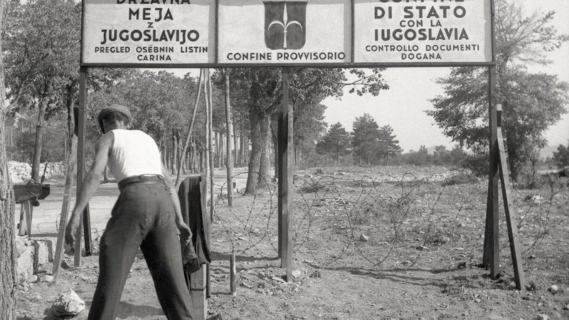 Fotografija: Označevanje začasne meje z Italijo na dan priključitve večjega dela Primorske matični domovini, 15. septembra 1947. FOTO: Edi Šelhaus, hrani Muzej novejše zgodovine Slovenije
