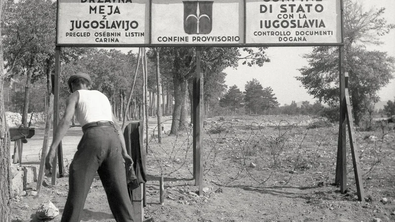 Fotografija: Označevanje začasne meje z Italijo na dan priključitve večjega dela Primorske matični domovini, 15. septembra 1947. FOTO: Edi Šelhaus, hrani Muzej novejše zgodovine Slovenije