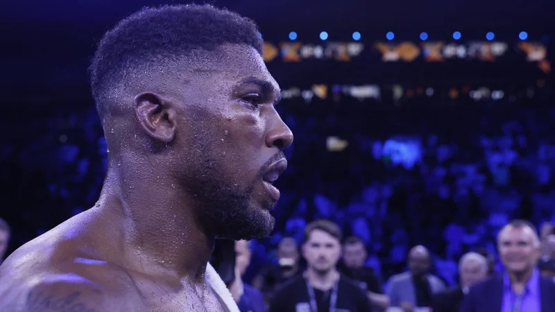 Fotografija: Anthony Joshua (na fotografiji) ni najbolje sprejel že drugega poraza z Ukrajincem Oleksandrom Usikom, a nemudoma zgrabil priložnost za prvi spopad s Tysonom Furyjem v karieri. FOTO: Andrew Couldridge/Reuters