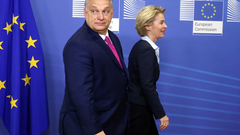 Fotografija: Kritiki Madžarske v Bruslju se bojijo, da bo predsednica evropske komisije Ursula von der Leyen s kakšnim gnilim kompromisom na koncu le popustila predsedniku vlade Viktorju Orbánu. FOTO: Francois Walschaerts/AFP