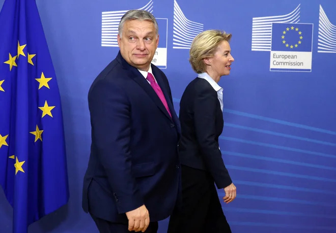 Kritiki Madžarske v Bruslju se bojijo, da bo predsednica evropske komisije Ursula von der Leyen s kakšnim gnilim kompromisom na koncu le popustila predsedniku vlade Viktorju Orbánu. FOTO: Francois Walschaerts/AFP
