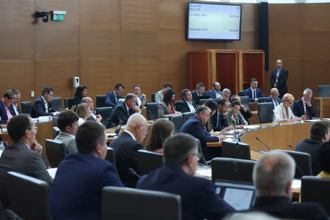 Po predlogu bodo upravičena do poroštva države v višini 80 odstotkov obveznosti iz naslova najetih kreditov, in sicer HSE do skupne višine 800 milijonov evrov glavnic, Gen energija in Gen-I do skupne višine 400 milijonov evrov ter Geoplin do skupne višine 400 milijonov evrov. FOTO: Črt Piksi/Delo
