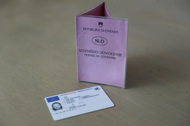 V obtoku je trenutno še okoli 308.443 papirnatih roza vozniških dovoljenj.  FOTO: Leon Vidic/Delo
