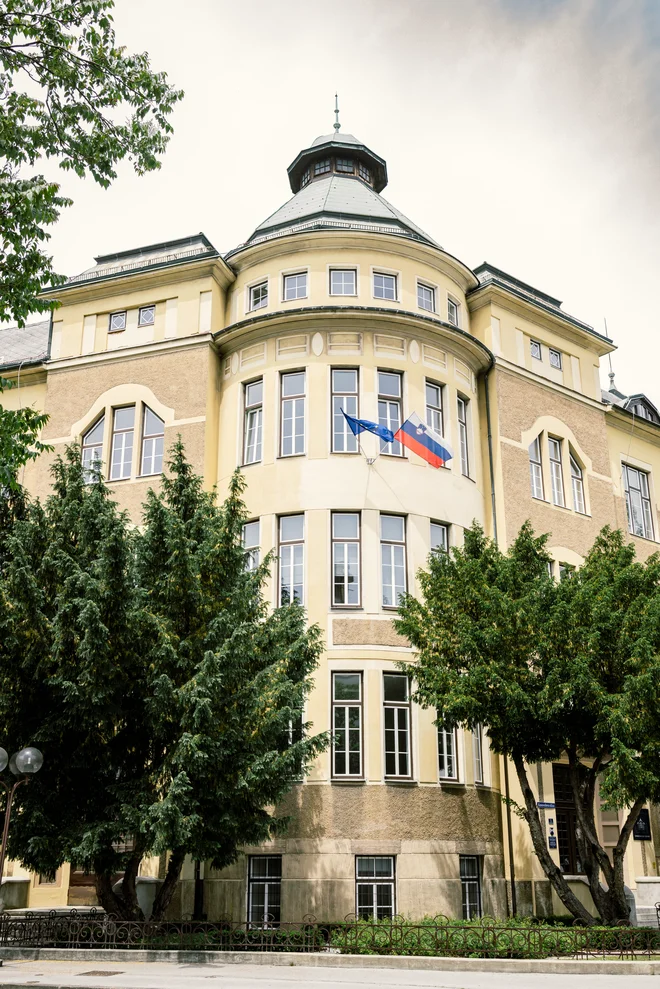 Glavni likovno-arhitekturni poudarek objekta je osrednji vogalni stolp. FOTO: Robert Valenti
