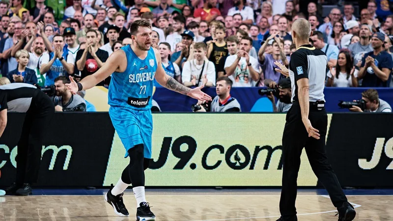 Fotografija: Luka Dončić med (ne)prijetnim klepetom z enim od sodnikov. FOTO: FIBA