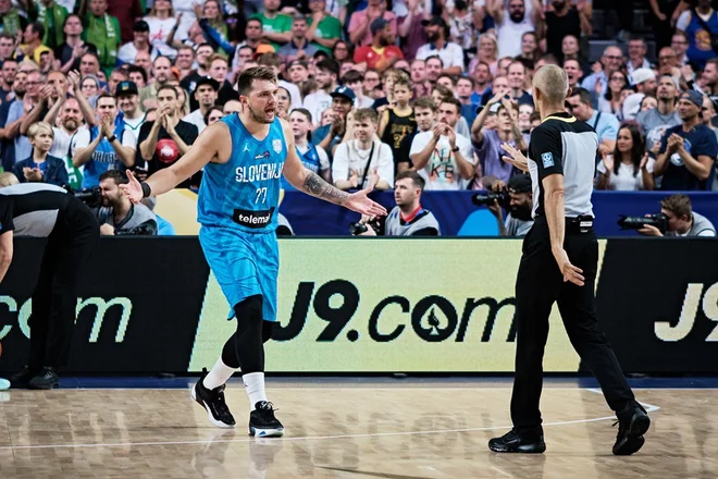 Luka Dončić med (ne)prijetnim klepetom z enim od sodnikov. FOTO: FIBA