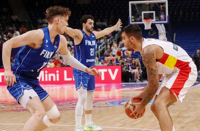 Vodilni španski strelec Willy Hernangomez je Fincem povzročal precej preglavic. FOTO: Oliver Behrendt/AFP