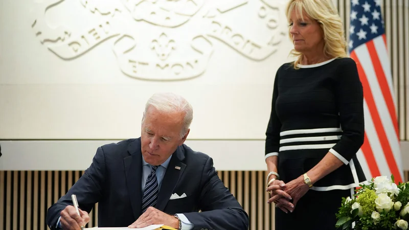 Fotografija: Ameriški predsednik Joe Biden in prva dama Jill Biden sta se z vpisom v žalno knjigo poklonila pokojni britanski kraljici Elizabeti II. Foto Mandel Ngan/AFP
