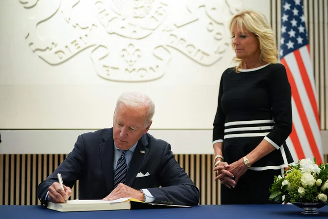 Ameriški predsednik Joe Biden in prva dama Jill Biden sta se z vpisom v žalno knjigo poklonila pokojni britanski kraljici Elizabeti II. Foto Mandel Ngan/AFP
