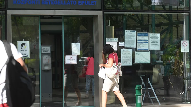 Fotografija: Madžarske ženske bodo morale ob vlogi za splav predložiti zdravniško potrdilo, v katerem je navedeno, da so bile »jasno seznanjene z dejavniki, ki kažejo na prisotnost življenjskih funkcij zarodka«. FOTO: Attila Kisbenedek/Afp
