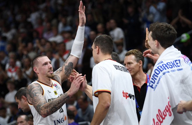 Basketball - EuroBasket Championship - Quarter Final - Germany v Greece - Mercedes-Benz Arena, Berlin, Germany - September 13, 2022 Germany's Daniel Theis celebrates with Johannes Voigtmann after the match REUTERS/Annegret Hilse Foto Annegret Hilse Reuters
