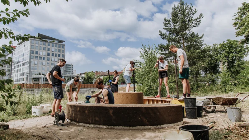 Fotografija: V Kraterju med drugim raziskujejo možnosti rabe ekoloških, lokalno proizvedenih gradbenih materialov, saj veliko komercialnih izdelkov za naravno gradnjo k nam prihaja iz tujine. FOTO: Amadeja Smrekar/arhiv Krater