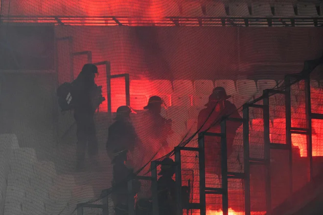 Francoska policija je takole pristopila navijačem, ki so metali bakle na vse strani. FOTO: Nicolas Tucat/AFP
