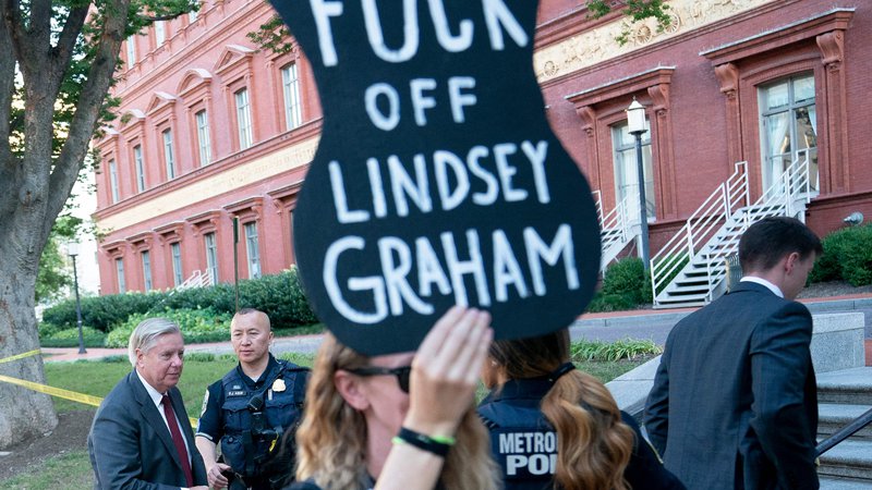 Fotografija: Predlog senatorja Lindseyja Grahama je razvnel razgreto debato o pravici do umetne prekinitve nosečnosti, ki lahko demokratom pomaga ohraniti večino v kongresu na novembrskih volitvah. FOTO: Stefani Reynolds/AFP
