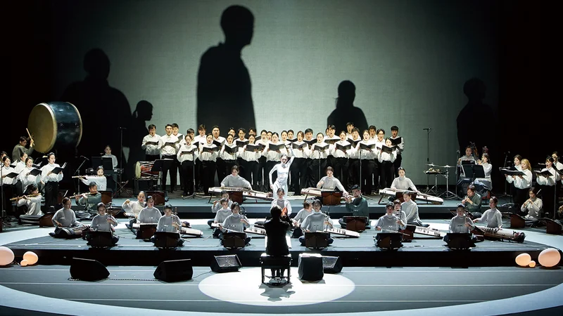 Fotografija: Orkester združuje skupino kukak glasbenikov, ki izvaja klasično korejsko ljudsko glasbo, vokalno skupino Kjongi Mini in posebno tolkalno skupino. FOTO: Orkester Kjongi SInavi