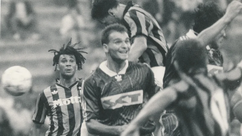Fotografija: Obramba SCT Olimpije, ki ji je poveljeval Samir Zulić, je imela veliko dela z Ruudom Gullitom, Marcom van Bastnom in drugimi asi Milana. Fotografiji Aleš Černivec