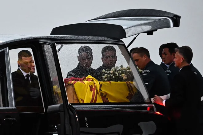 Kraljičinega pogreba se bo udeležilo več sto tujih državnikov. FOTO: Ben Stansall/AFP
