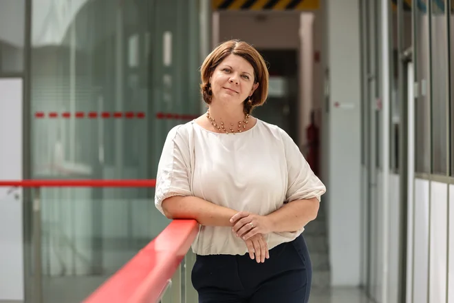 Darja Teržan: »Mlečna industrija je zelo zahtevna. V multinacionalki sem se ukvarjala z deset tisoči evri, tukaj pa mi je en cent krojil življenje, saj je bil na koncu vreden milijon evrov, če so se spremenili pogoji odkupa mleka.« FOTO: Črt Piksi