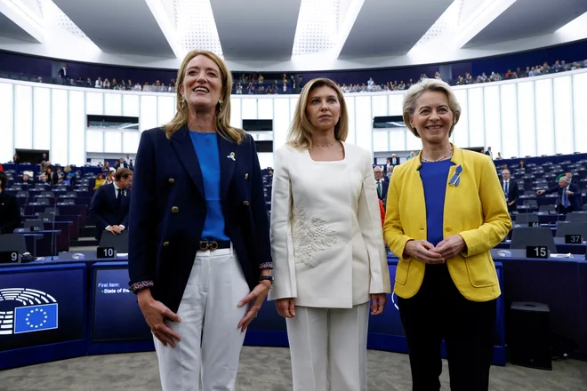 Govora o stanju Unije v evropskem parlamentu v Strasbourgu se je kot častna gostja udeležila ukrajinska prva dama Olena Zelenska (v sredini), ki pozira s predsednico evropskega parlamenta Roberto Metsolo in v barve ukrajinske zastave oblečeno predsednico evropske komisije Ursulo von der Leyen. Foto Yves Herman/Reuters
