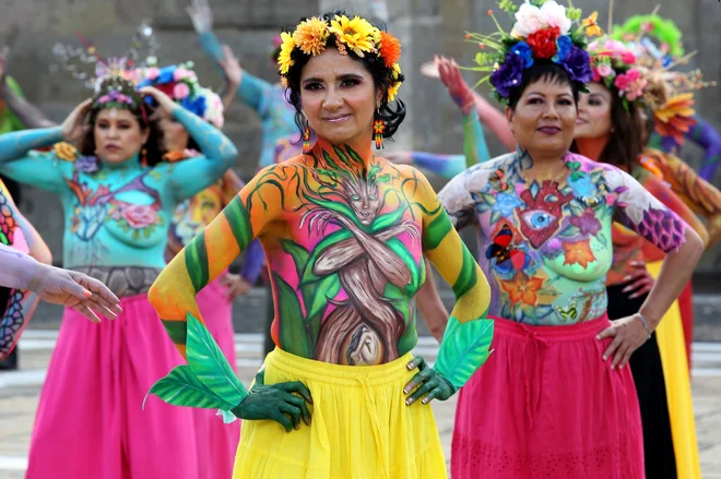 Ženske, ki so prebolele raka dojk, pozirajo fotografu z umetniško poslikanimi zgornjimi deli teles, med akcijo »Črta za življenje«, v mehiškem mestu Guadalajara. Foto: Ulises Ruiz/Afp