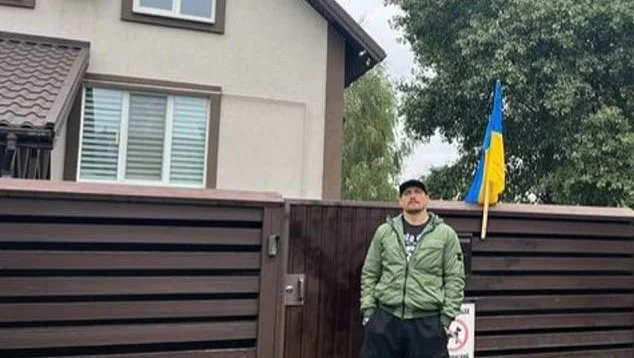 Fotografija: Oleksandr Usik se je fotografiral pred hišo, ki so jo oskrunili ruski vojaki. FOTO: instagram