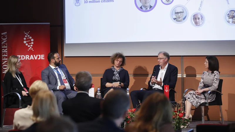 Fotografija: Rdeča nit okrogle mize na konferenci Zdravje 2022 je izpostavitev prispevka posameznih inovacij k modernemu zdravstvenemu sistemu. FOTO: Leon Vidic/Delo