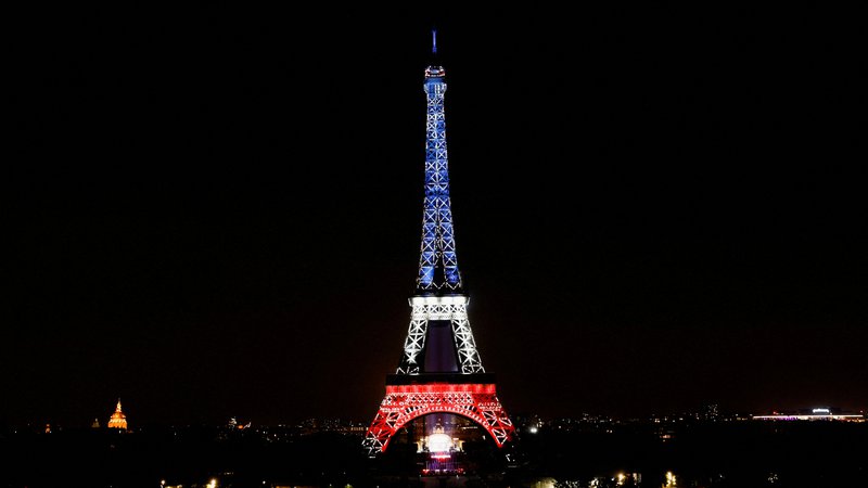 Fotografija: Žrtev varčevanja z elektriko bo tudi Eifflov stolp v Parizu. Po novem ne bo več osvetljen od 15 minut pred polnočjo. FOTO: Benoît Tessier/Reuters
