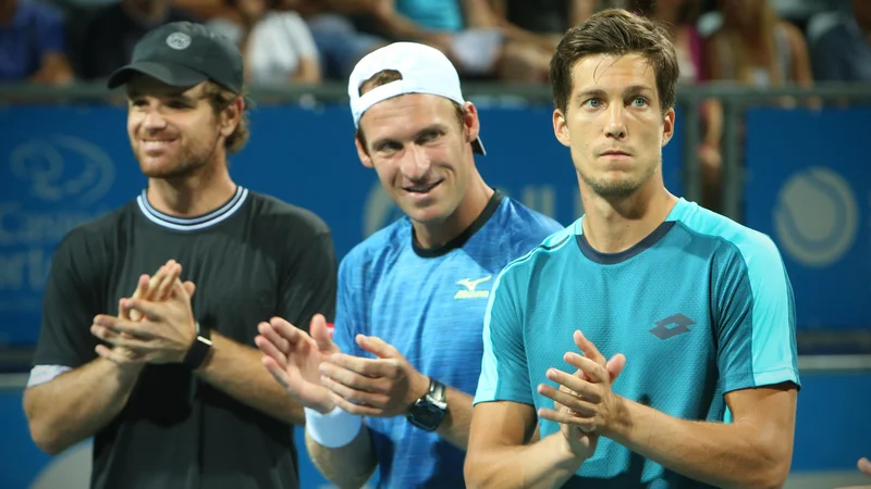 Fotografija: Blaž Kavčič (levo) in Aljaž Bedene (desno) sta v postavi, ki ju je določil zvezni kapetan Grega Žemlja (na sredini). FOTO: Jure Eržen/Delo
