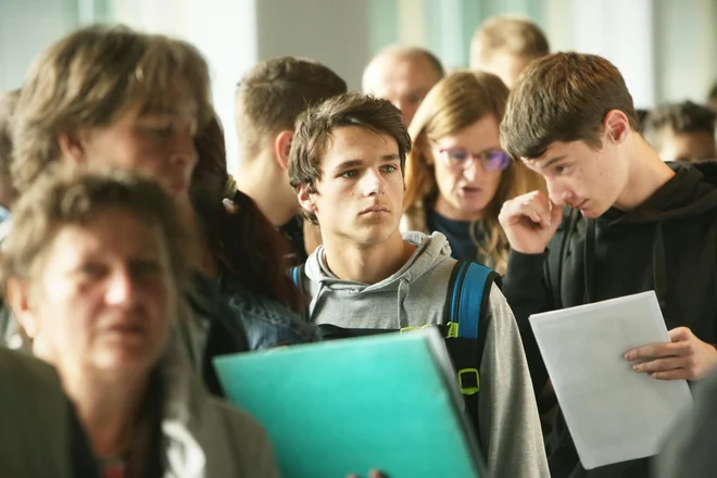 Mladi se sprašujejo, kaj bo s štipendijami v okviru regijskih štipendijskih shem. FOTO: Jure Eržen/Delo

