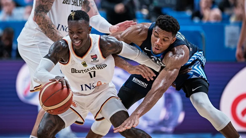 Dennis Schröder (levo) je v torek prekosil še Giannisa Antetokounmpa. FOTO: FIBA

