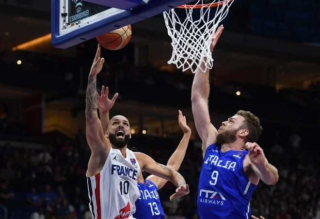 Evan Fournier poskuša zadeti ob Nicolu Melliju. FOTO:&nbsp;Annegret Hilse/Reuters
