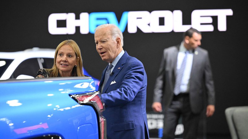 Fotografija: Ameriški predsednik Joe Biden je včeraj obiskal avtomobilski sejem v Detroitu.Foto Mandel Ngan/AFP
