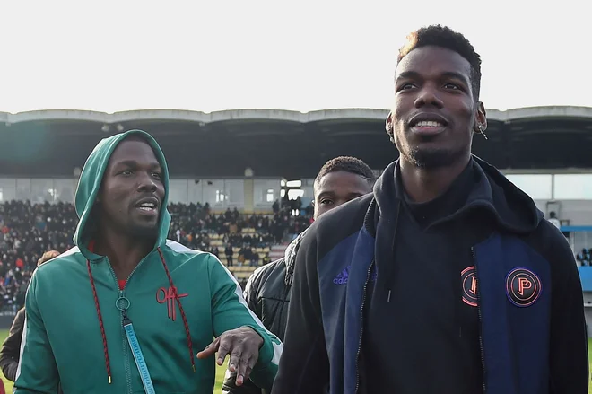 Paul Pogba (desno) z bratom Mathiasom pred&nbsp;tekmo zvezd v francoskem Toursu decembra leta 2019.&nbsp;FOTO: Guillaume Souvant/AFP
