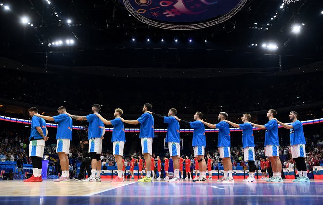 Slovenski košarkarji pred tekmo s Poljsko. FOTO: Annegret Hilse/Reuters
