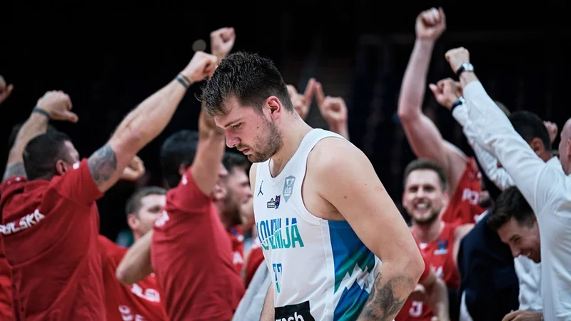 Fotografija: Luka Dončić razočaran zapušča eurobasket, Poljaki so navdušeni. FOTO: FIBA