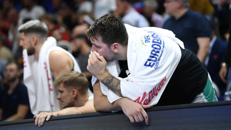 Fotografija: Zaradi petih osebnih napak Luka Dončić ni odigral zadnjih nekaj minut dramatičnega četrtfinala. FOTO: Annegret Hilse/Reuters
