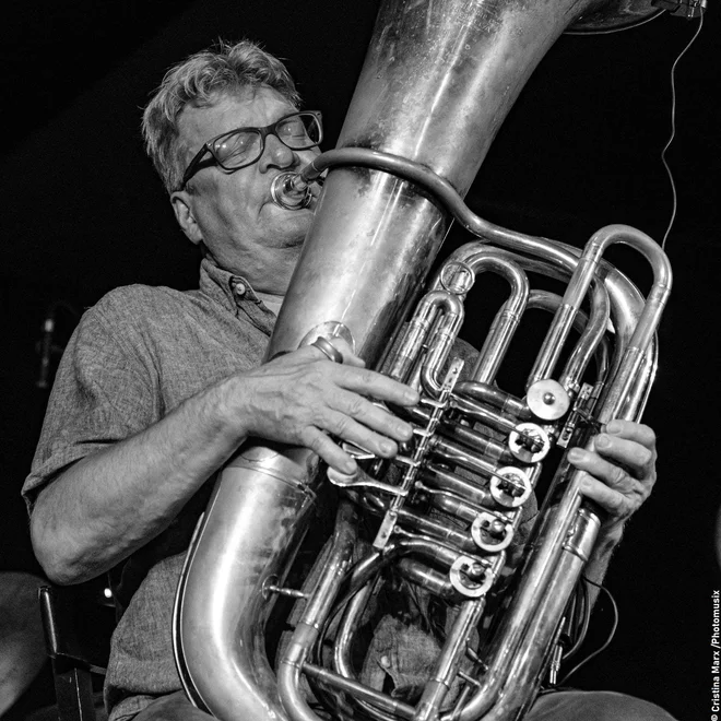Švedski tubist Per-Åke Holmlander bo vodil glasbene delavnice. FOTO: Cristina Marx
