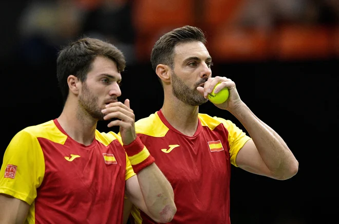 Špnaska teniška reprezentanca je Davisov pokal začela brez najboljših Carlosa Alcaraza, ki je kolege spodbujal z rezervne klopi, in Rafaela Nadala. FOTO: Pablo Morano/Reuters