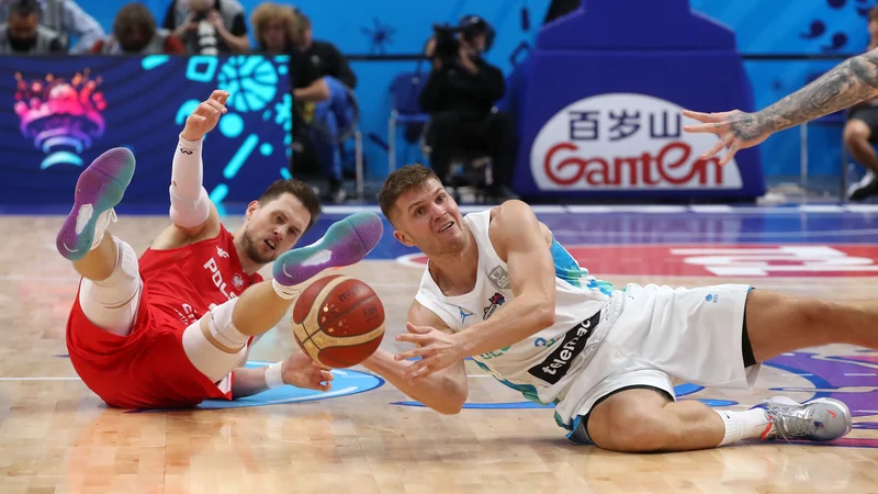Fotografija: Poljski junak četrtfinalne zmage proti zdaj že bivšim evropskim prvakom Slovencem Mateusz Ponitka (levo) se je boril kot lev in igral kot LeBron James. FOTO: Oliver Behrendt/AFP