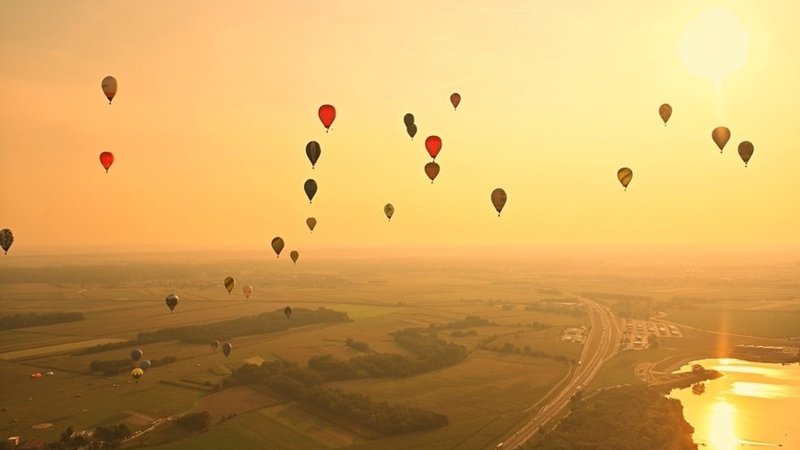 Fotografija: Množica pisanih balonov v zraku bo vsekakor paša za oči, ki bo v Pomurje gotovo privabila množico ljubiteljev toplozračnih balonov iz Slovenije in tujine. FOTO: Arhiv Polet/Delo

