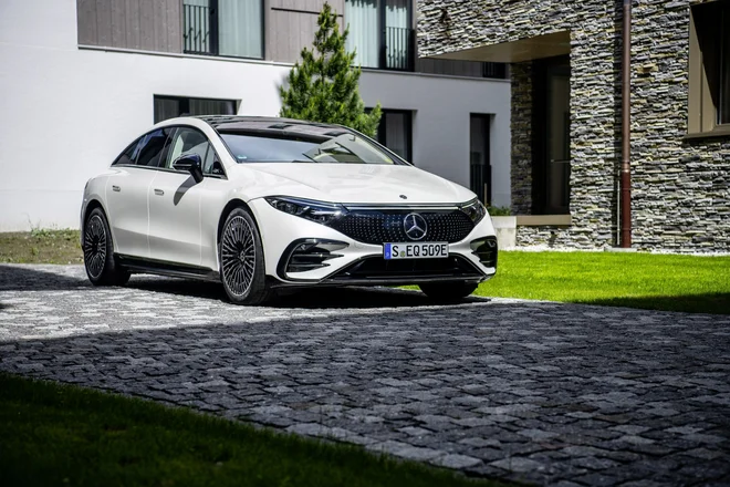 EQS napoveduje trend razvoja razkošnih električnih limuzin prihodnje generacije in se že ponaša z nazivom »najbolj varna električna limuzina na svetu«. FOTO: Mercedes-Benz AG
