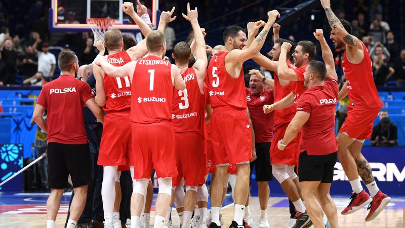 Fotografija: Poljski košarkarji so se zasluženo veselili prve uvrstitve v polfinale evropskega prvenstva po več kot 50 letih. FOTO: Annegret Hilse/Reuters

