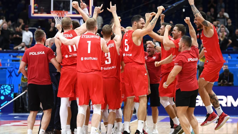 Fotografija: Poljski košarkarji so se zasluženo veselili prve uvrstitve v polfinale evropskega prvenstva po več kot 50 letih. FOTO: Annegret Hilse/Reuters