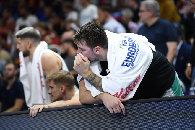 Razočaranje v slovenskem taboru je bilo veliko, prvi zvezdnik bivših evropskih prvakov lUka Dončić je končnico tekme spremljal s klopi za rzervne igralce, zaradi petih iosebnih napak. FOTO: Annegret Hilse/Reuters
