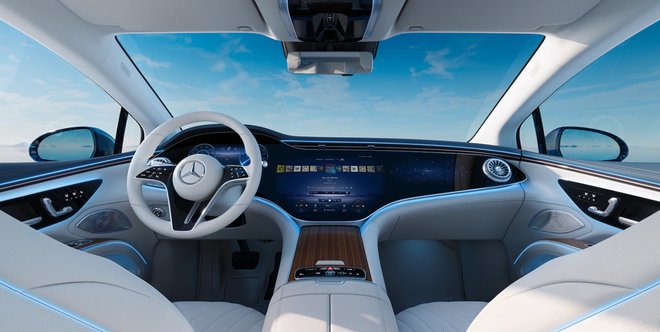 MBUX Hyperscreen je del pametnega informacijsko zabavnega sistema, ki deluje s pomočjo umetne inteligence in tako spoznava ter uresničuje želje voznika in potnikov. FOTO: Mercedes-Benz AG
