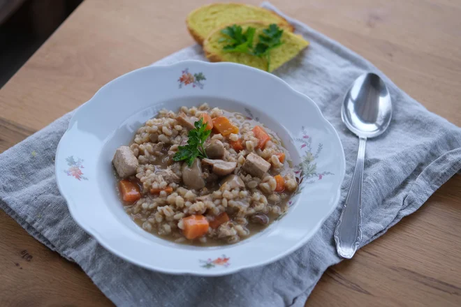 Enolončnica z gobami. FOTO:&nbsp;Špela Ankele
