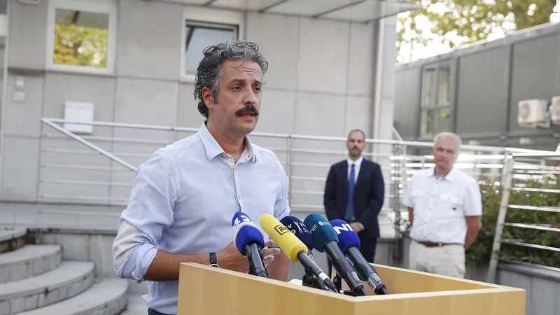 Fotografija: Epidemična slika se v Slovenija slabša, je na novinarski konferenci povedal vodja posvetovalne skupine za spremljanje koronavirusa Nacionalnega inštituta za javno zdravje (NIJZ) Mario Fafangel. FOTO: Leon Vidic/delo