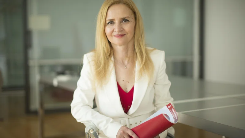 Fotografija: Umar, ki ga vodi Maja Bednaš, je tudi zaradi posledic ruske agresije v Ukrajini opazno znižal gospodarske obete za prihodnje leto. Foto: Jure Eržen/delo