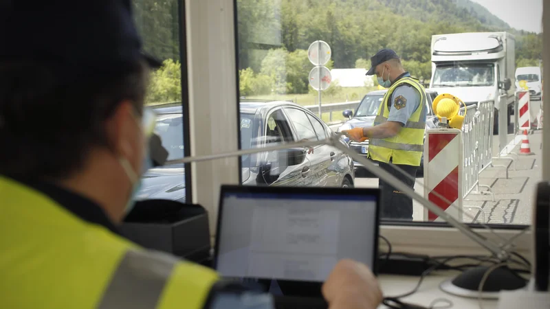 Fotografija: Za tovorna vozila za smer Avstrija v času zaprtja predora Karavanke ni bilo alternativ. FOTO: Jure Eržen/Delo